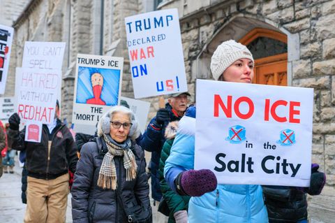 Protestler mit Schildern gegen ICE in den USA