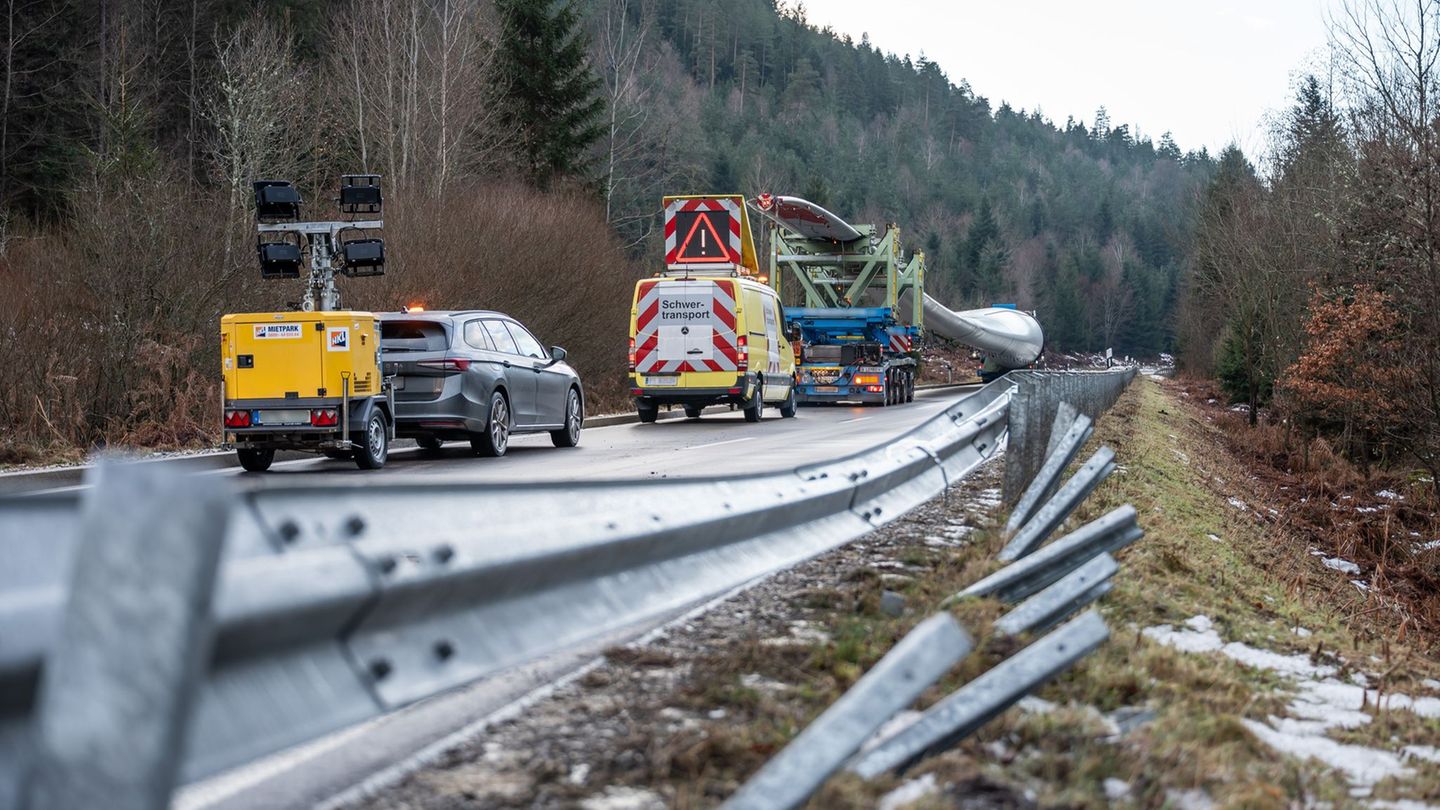 Ein Schwertransporter verunfallt auf der Bundesstraße 294 bei Calmbach, einem Ortsteil von Bad Wildbad (Landkreis Calw). Foto: S