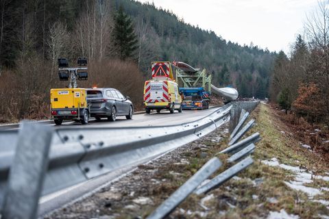Ein Schwertransporter verunfallt auf der Bundesstraße 294 bei Calmbach, einem Ortsteil von Bad Wildbad (Landkreis Calw). Foto: S