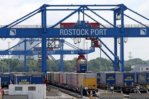 Trailer werden im Rostocker Überseehafen verladen und verschifft. (Archivbild) Foto: Bernd Wüstneck/dpa