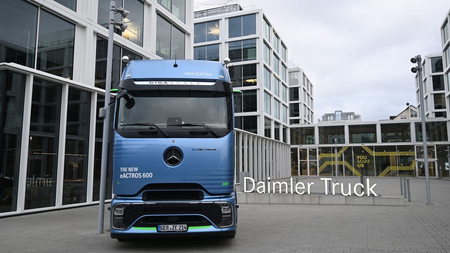 Daimler Truck verkaufte 2025 weniger Fahrzeuge als im Vorjahr. (Archivbild) Foto: Bernd Weißbrod/dpa