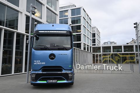 Daimler Truck verkaufte 2025 weniger Fahrzeuge als im Vorjahr. (Archivbild) Foto: Bernd Weißbrod/dpa