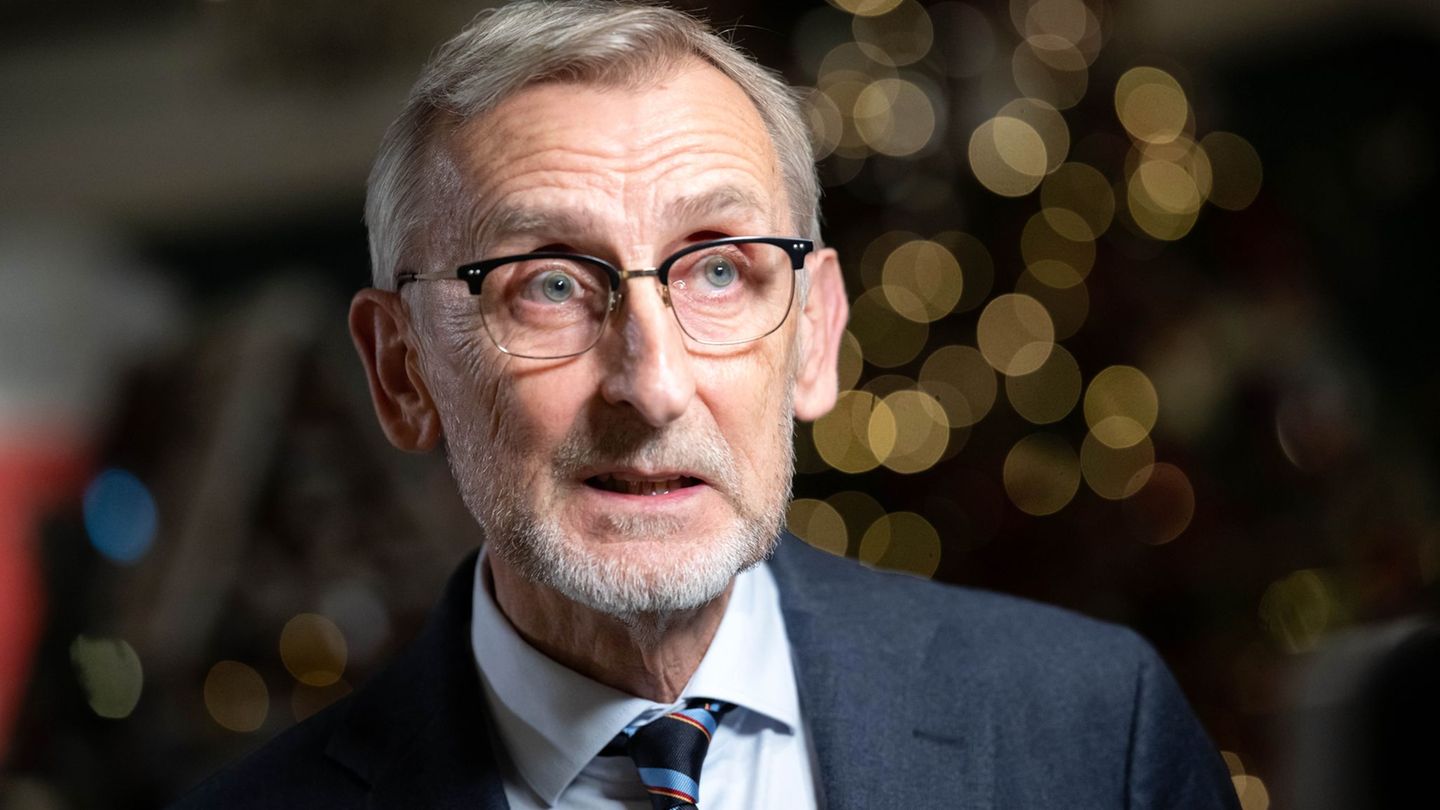 Sachsens Innenminister Armin Schuster will mehr Druck auf ausreisepflichtige Ausländer ausüben. (Archivbild) Foto: Sina Schuldt/