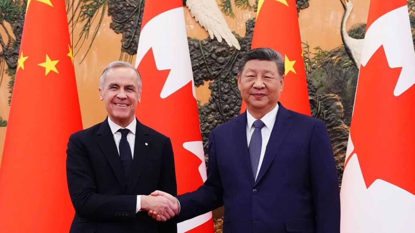 Kanadas Premier Mark Carney (l) trifft Chinas Präsident Xi Jinping in der Großen Halle des Volkes in Peking