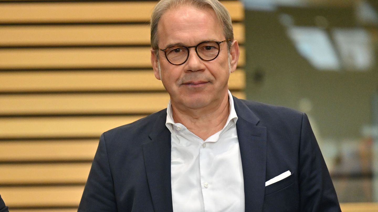 Innenminister Georg Maier weist AfD-Kritik an seiner Arbeit zurück. Foto: Martin Schutt/dpa