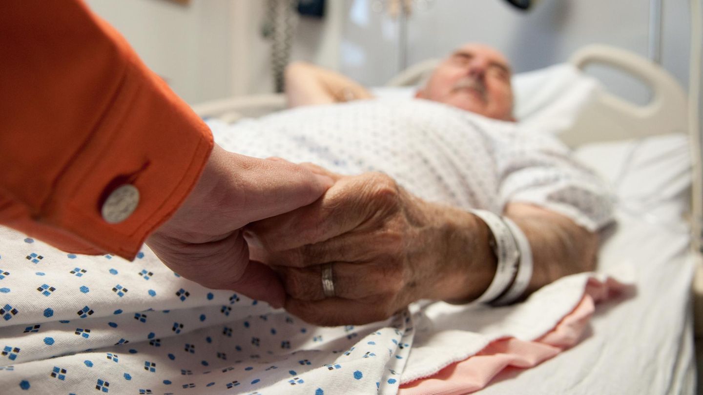 Sterberate – Männer überleben Krebs seltener als Frauen  Wenn es um aggressive Tumoren mit schlechter Überlebensrate geht, sind Männer in der Statistik überrepräsentiert. Häufiger als Frauen bekommen sie Lungenkrebs, Leberkrebs, Speiseröhrenkrebs und Kehlkopfkrebs mit schlechterer Prognose. Auffällig: Viele dieser Tumore stehen in direktem Zusammenhang mit Rauchen, Alkohol, Ernährung und dem Kontakt mit krebserregenden Stoffen im Beruf. Die bei Frauen vorherrschenden Tumorarten wie Brustkrebs, Gebärmutterkrebs, Eierstockkrebs und Darmkrebs sind dagegen besser behandelbar und weisen eine hohe Überlebenswahrscheinlichkeit auf. Selbst bei identischen Tumoren überleben Männer seltener als Frauen, etwa beim Melanom sowie bei Lungen- und Darmkrebs.