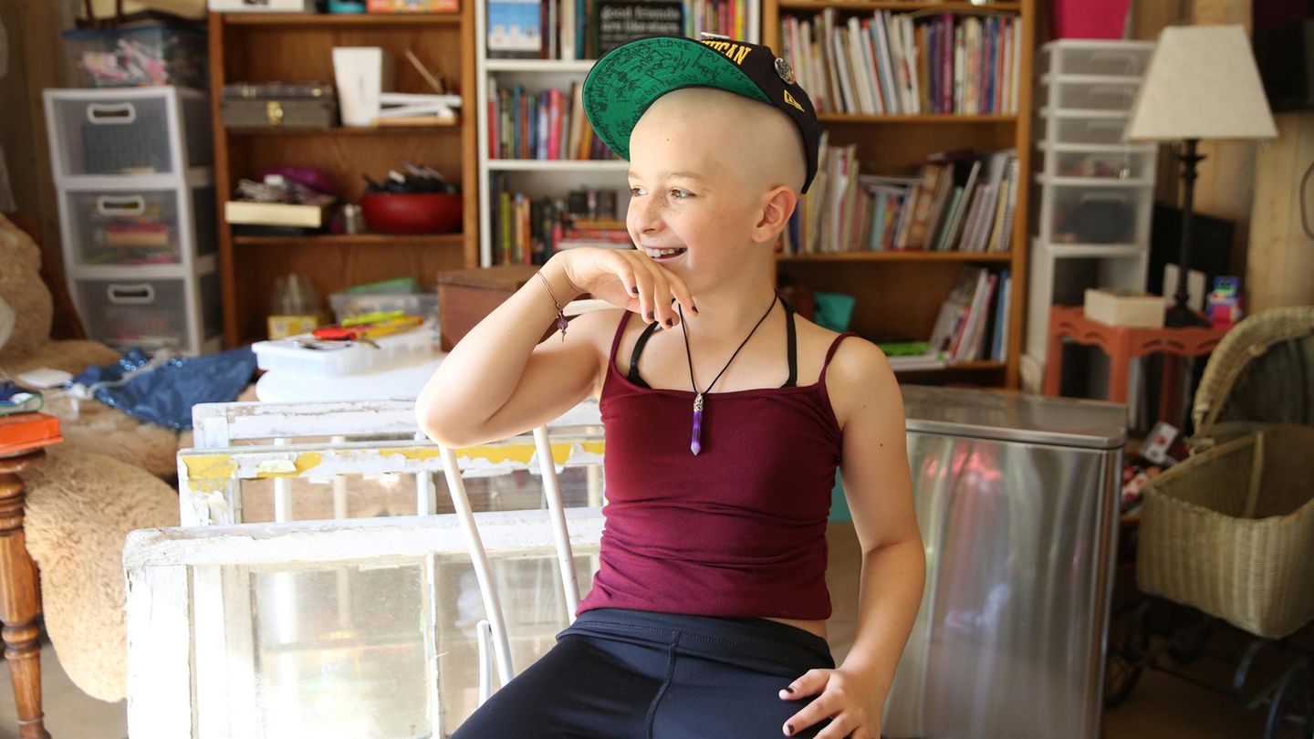 Ein Kind, das druch eine Chemotherapie die Haare verloren hat