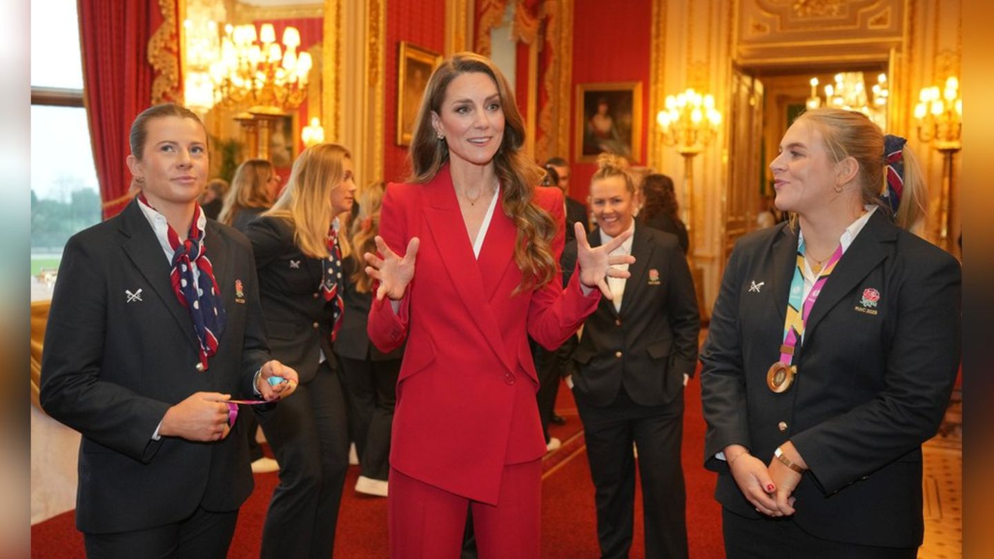 Prinzessin Kate feiert mit den englischen Rugby-Heldinnen.