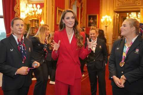 Prinzessin Kate feiert mit den englischen Rugby-Heldinnen.