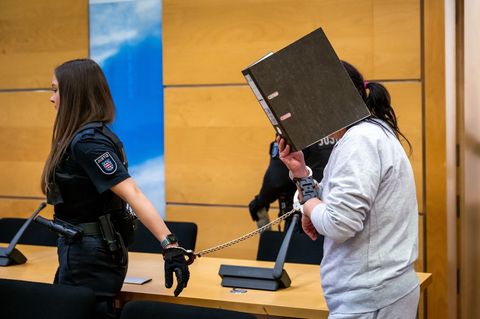 Die Angeklagte sitzt seit ihrer Festnahme in Untersuchungshaft. Foto: Jacob Schröter/dpa