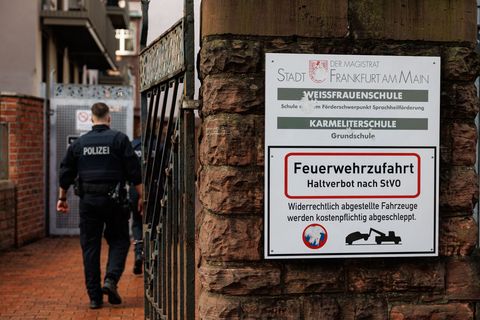 Die Polizei hat das Schulgelände mehrfach durchsucht. Foto: Hannes P. Albert/dpa