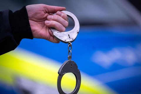 Die beiden mutmaßlichen Islamisten sitzen nach ihrer Festnahme in Frankfurt am Main in Untersuchungshaft