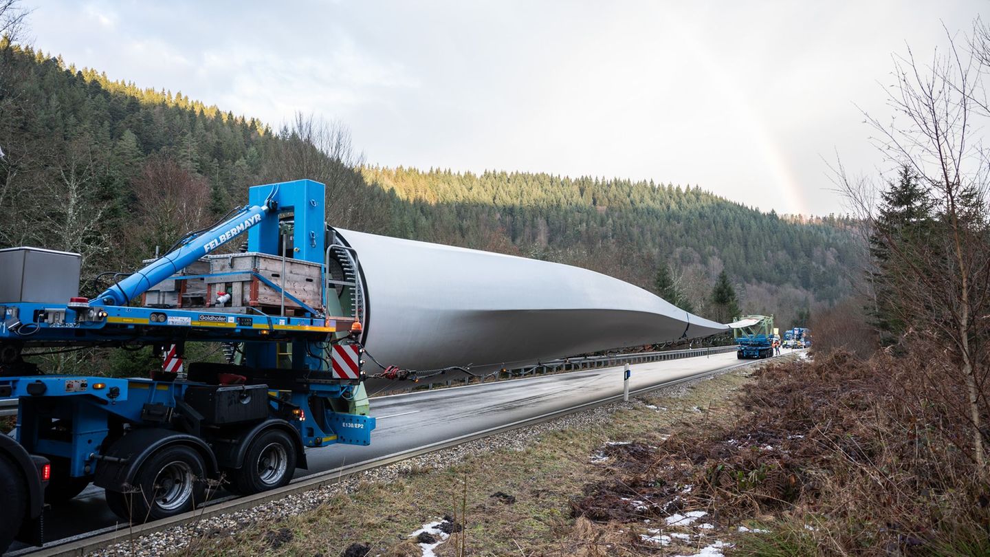 Nach dem Unfall mit einem Schwertransporter, der mit einem 70 Meter langen Rotorblatt eines Windrads unterwegs war, stehen Reper