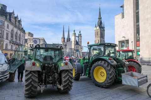 Die Landwirte hatten Traktoren auch den Marktplatz gestellt. Foto: Jan Woitas/dpa