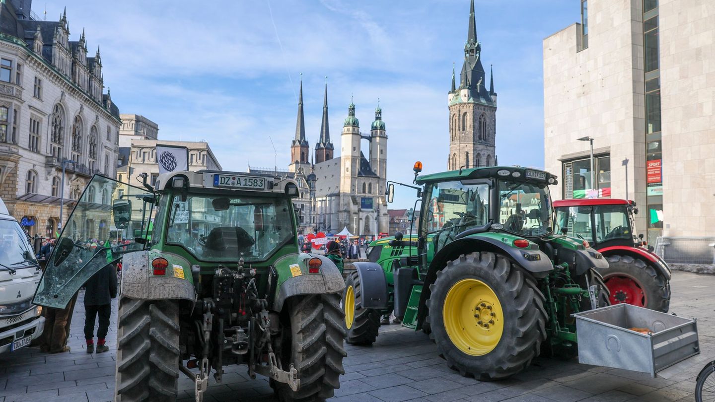 Die Landwirte hatten Traktoren auch den Marktplatz gestellt. Foto: Jan Woitas/dpa