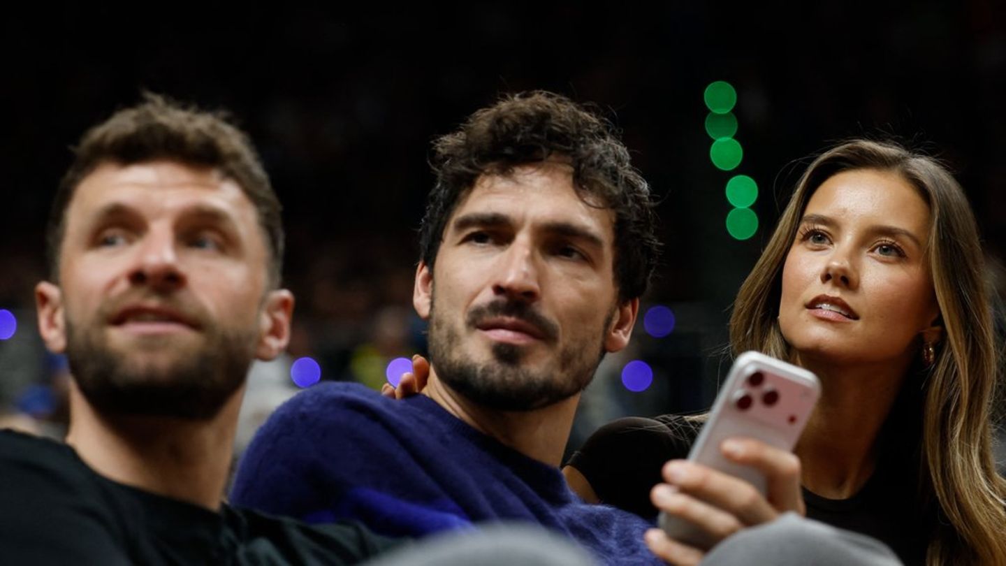 Thomas Müller (l.) mit Mats Hummels und Nicola Cavanis beim NBA-Spiel in Berlin.