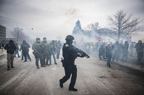 Ein ICE-Agent schießt in Minneapolis Tränengas auf Demonstrierende