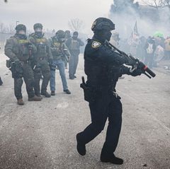 Ein ICE-Agent schießt in Minneapolis Tränengas auf Demonstrierende