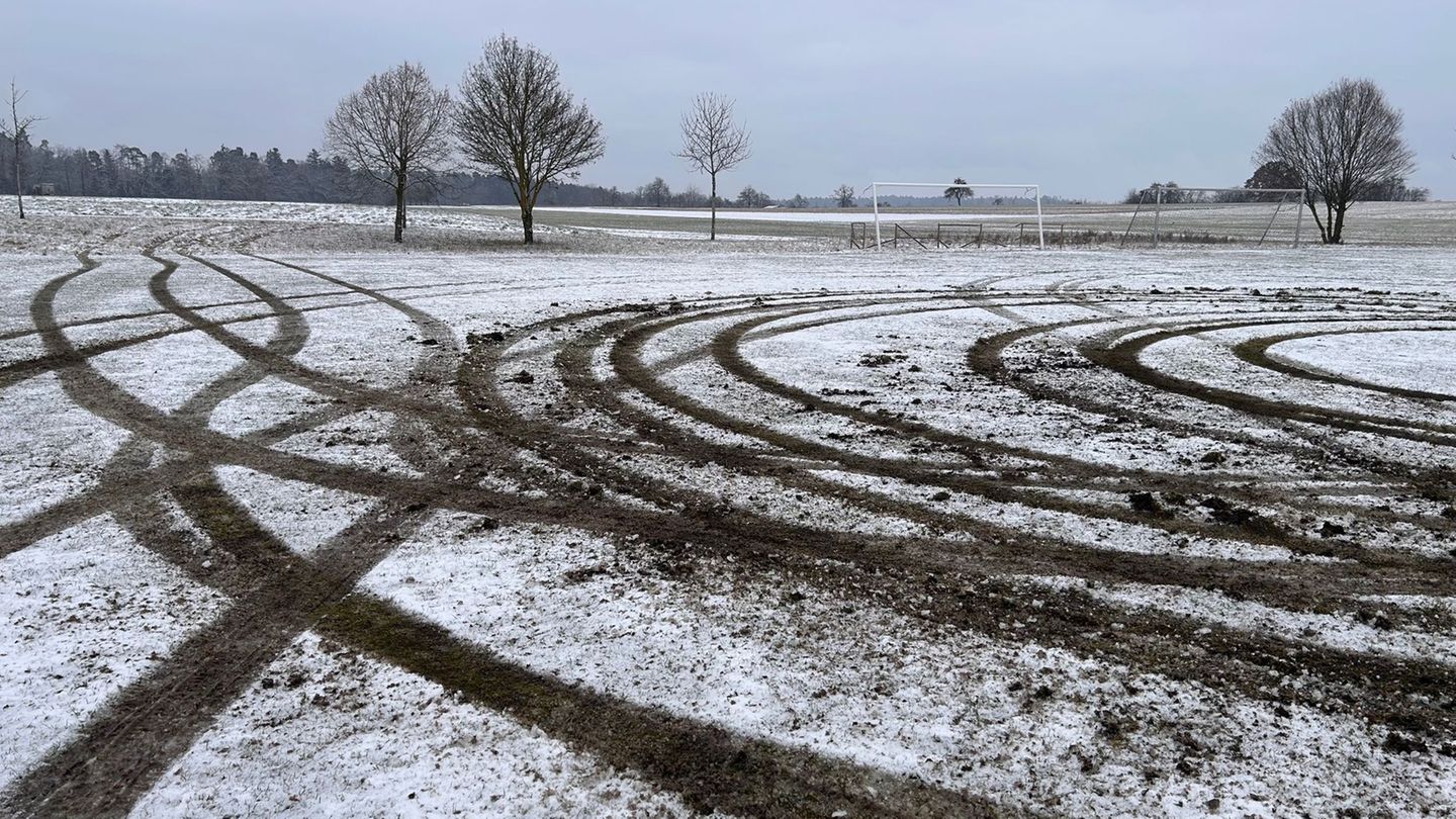 autos-auf-fu-ballplatz-drifter-ruinieren-sportpl-tze-vereine-sind-frustriert