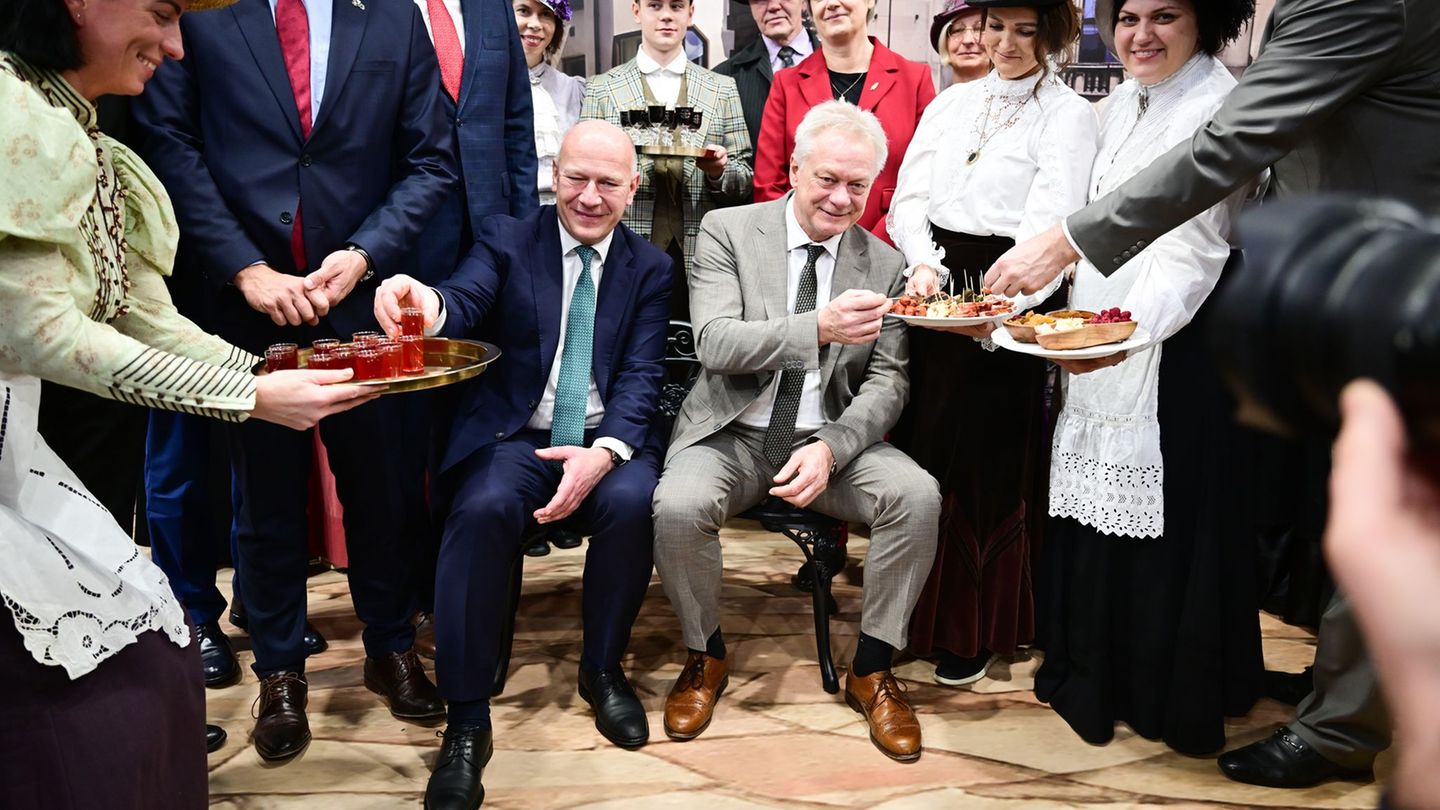 Pause muss sein: Minister Rainer und Berlins Regierender Bürgermeister am Stand von Lettland. Foto: Sebastian Christoph Gollnow/