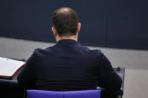 Jens Spahn sitzt im Bundestag, man sieht seinen Hinterkopf