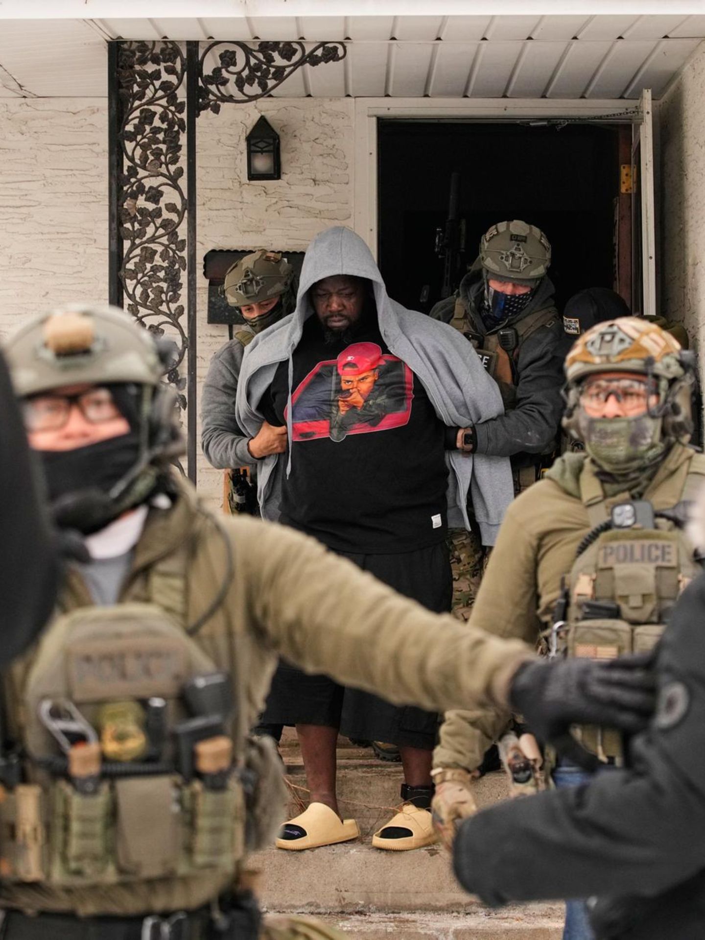 Ein Mann wird in Minneapolis von Bundesbeamten der Einwanderungsbehörde ICE verhaftet