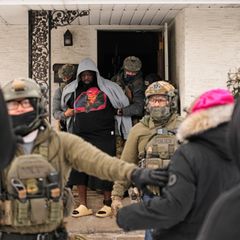 Ein Mann wird in Minneapolis von Bundesbeamten der Einwanderungsbehörde ICE verhaftet