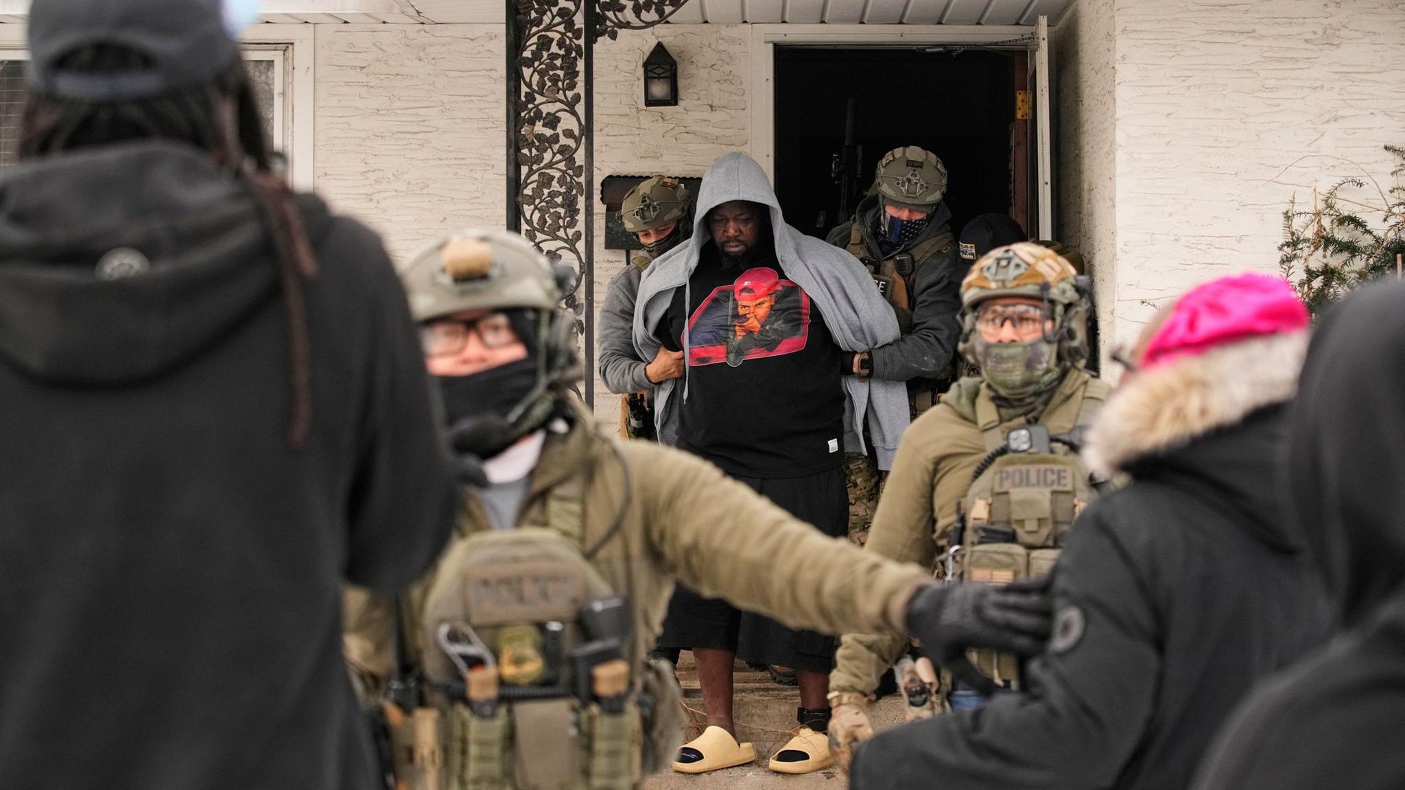 Ein Mann wird in Minneapolis von Bundesbeamten der Einwanderungsbehörde ICE verhaftet