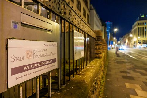 Die Schule befindet sich im Bahnhofsviertel. Foto: Andreas Arnold/dpa