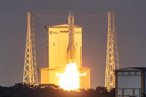 Hier startet die Ariane 6 in der schwächeren Version mit zwei Boostern, im Februar soll sie erstmals in der stärksten Version mi