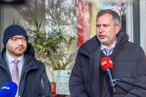 Brandenburgs Innenminister René Wilke (l) und der Cottbuser OB Tobias Schick (beide SPD) berieten über Konsequenzen aus Gewaltvo