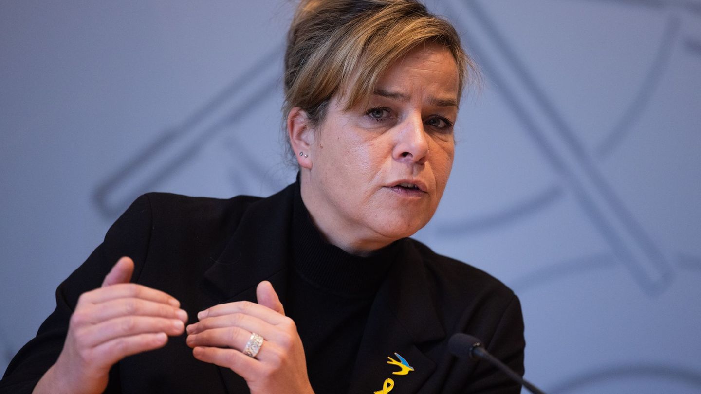 NRW-Vize-Ministerpräsidentin Mona Neubaur (Grüne) sieht Angriffe wie auf das Stromnetz in Berlin oder hybride Bedrohungen als "T