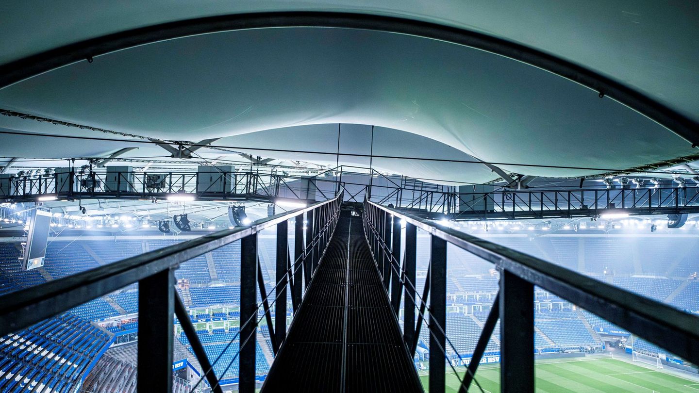 Statikprobleme am Stadiondach hatten zu der Absage des Spiels Hamburger SV gegen Bayer 04 Leverkusen geführt. Foto: Nils Heitman