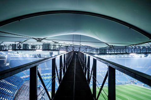 Statikprobleme am Stadiondach hatten zu der Absage des Spiels Hamburger SV gegen Bayer 04 Leverkusen geführt. Foto: Nils Heitman