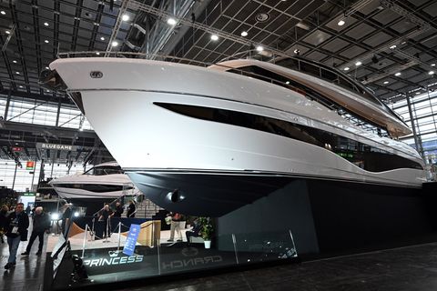 Große Schiffe, stolze Preise: eine der unzähligen Jachten bei der Messe Boot. Foto: Federico Gambarini/dpa