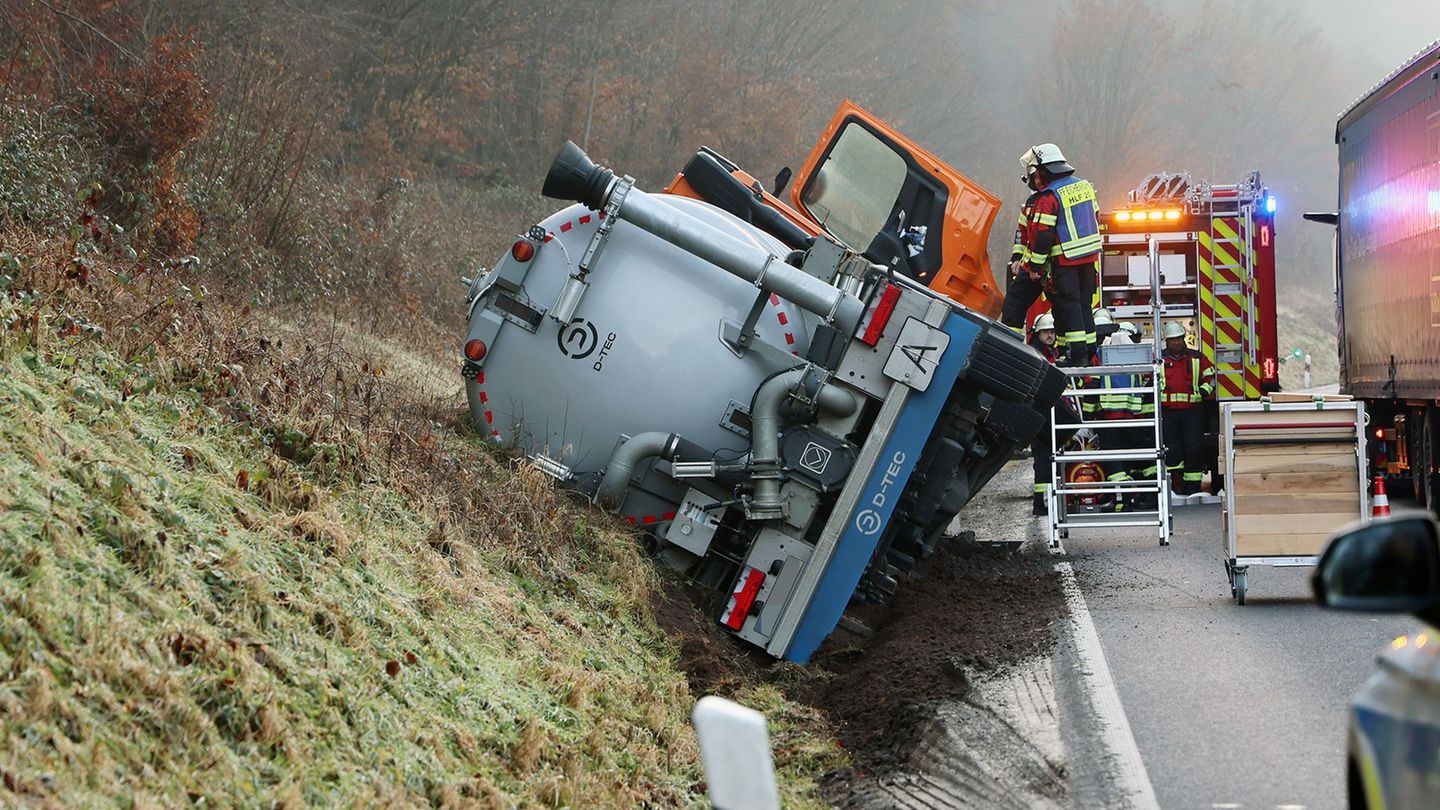 Unf-lle-Laster-mit-Blutwasser-an-Bord-kippt-um