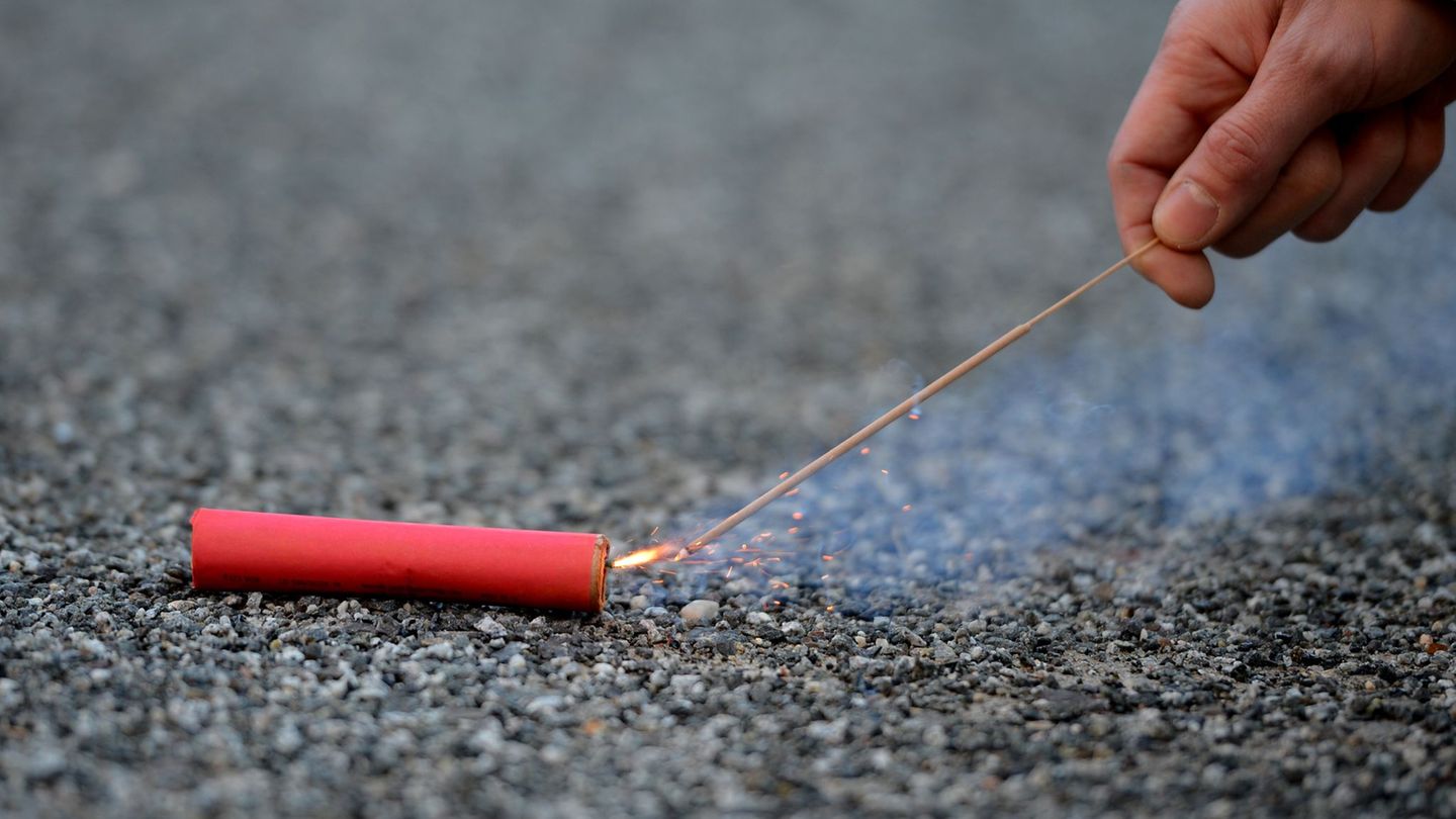 Drei Jugendliche sollen in Zetel Feuerwerkskörper geworfen und dabei drei Menschen verletzt haben. (Symbolbild) Foto: Britta Ped