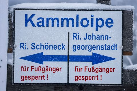 Wegen Tauwetters ist die Kammloipe im Erzgebirge nur noch eingeschränkt nutzbar. (Symbolbild) Foto: Jan Woitas/dpa