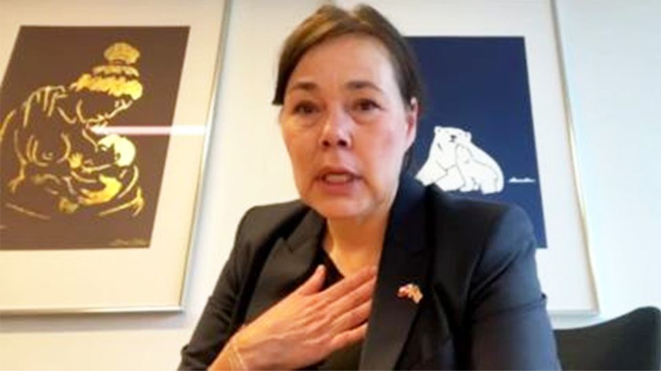 Grönlands Außenministerin kämpft im TV mit den Tränen