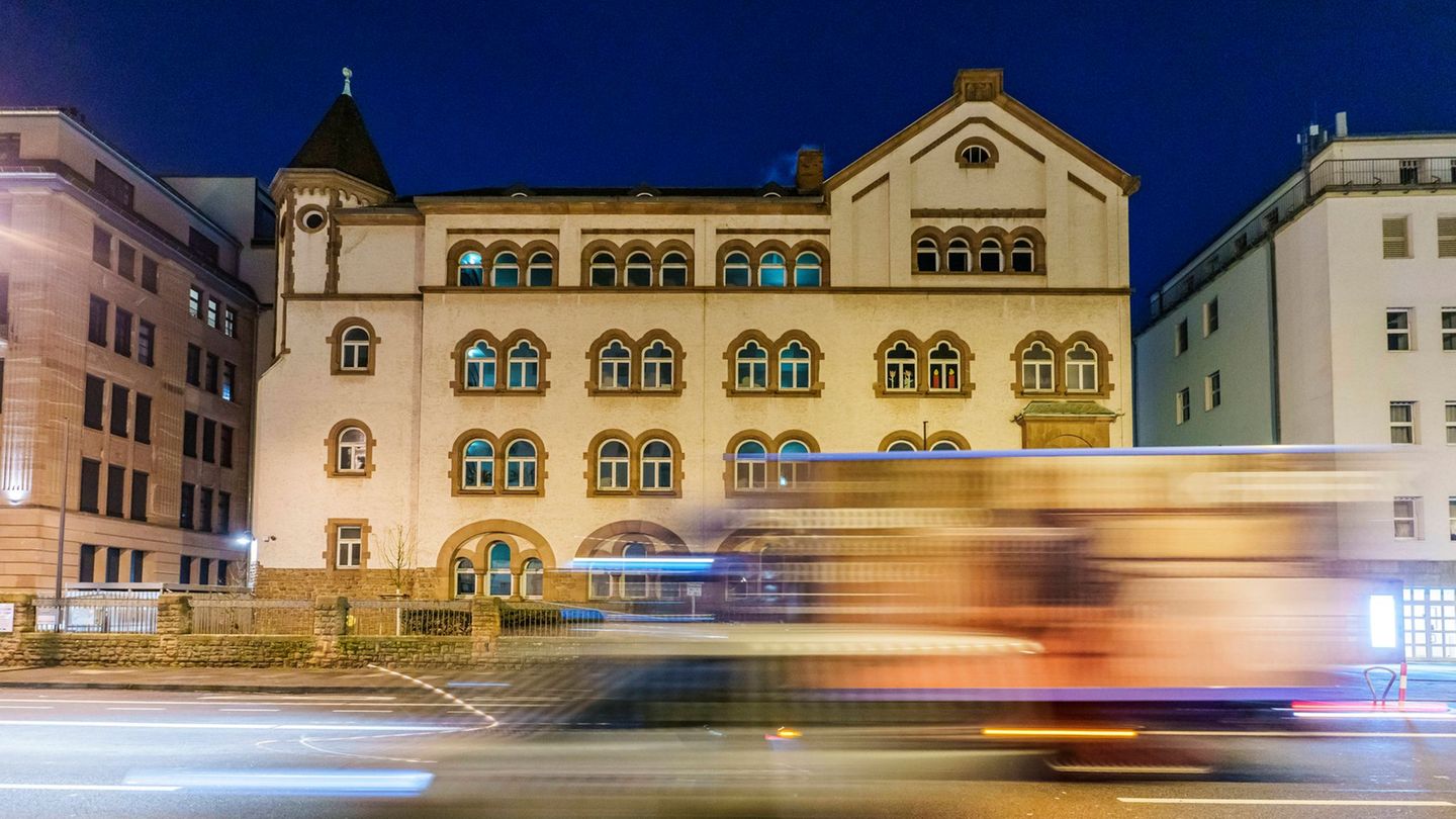 Die Schule des vermissten Jungen in Frankfurt. Foto: Andreas Arnold/dpa