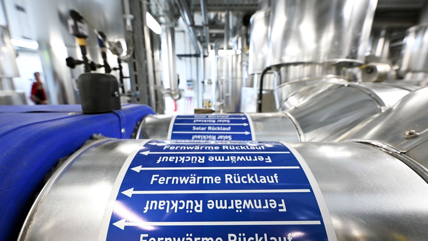 In Berlin und Teilen von Brandenburg wird auch in vielen neuen Wohngebäuden mit Fernwärme geheizt. (Archivfoto) Foto: Soeren Sta
