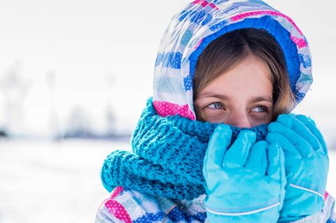 Ein Mädchen friert
