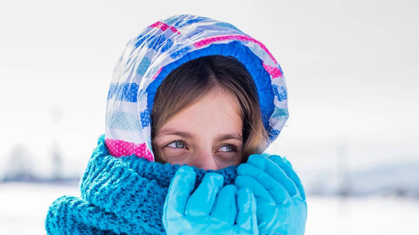 Ein Mädchen friert