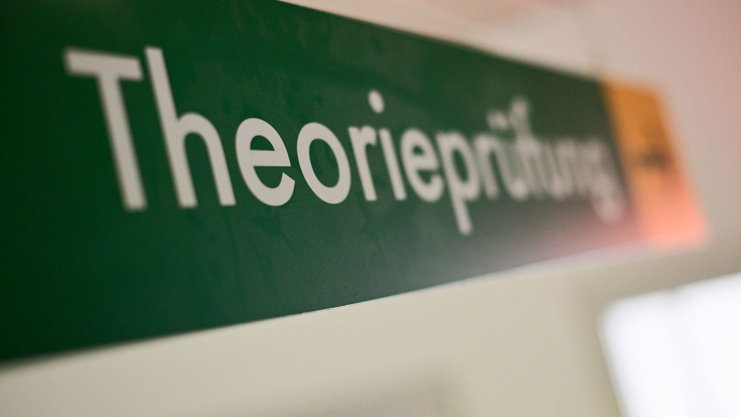 Ein Fahrschüler wollte bei der Führerscheinprüfung mit technischen Hilfsmitteln betrügen. (Symbolbild) Foto: Sebastian Gollnow/d