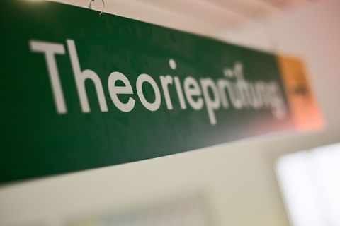 Ein Fahrschüler wollte bei der Führerscheinprüfung mit technischen Hilfsmitteln betrügen. (Symbolbild) Foto: Sebastian Gollnow/d