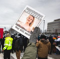 Protest in Minneapolis gegen die ICE-Behörde, aus Demonstrationsschild ist erschossene Renée Good zu sehen