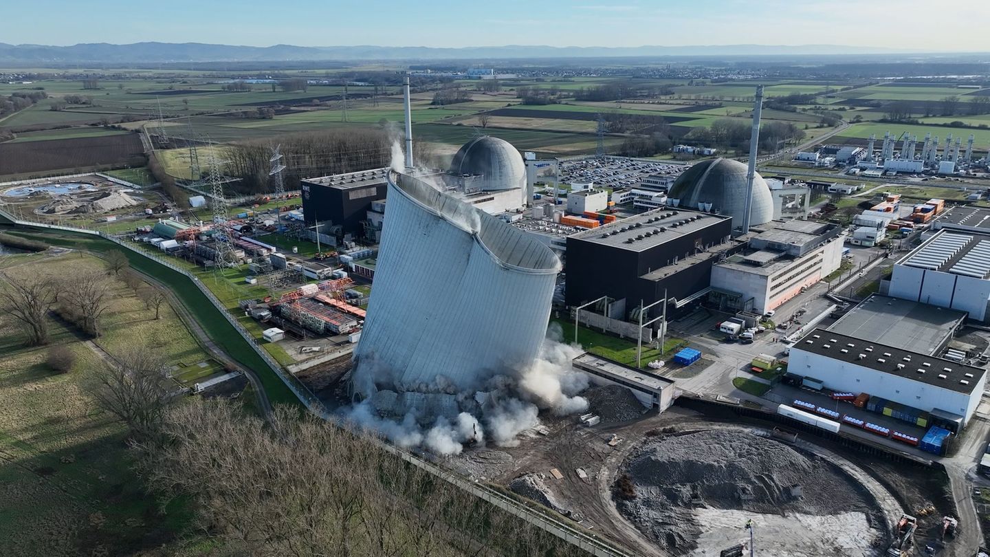 Die Kühltürme in Biblis sind weg. Der letzte Turm ist bei den Abrissarbeiten kollabiert. Foto: -/RWE/dpa
