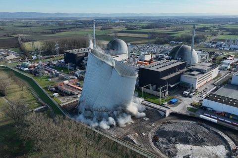 Die Kühltürme in Biblis sind weg. Der letzte Turm ist bei den Abrissarbeiten kollabiert. Foto: -/RWE/dpa