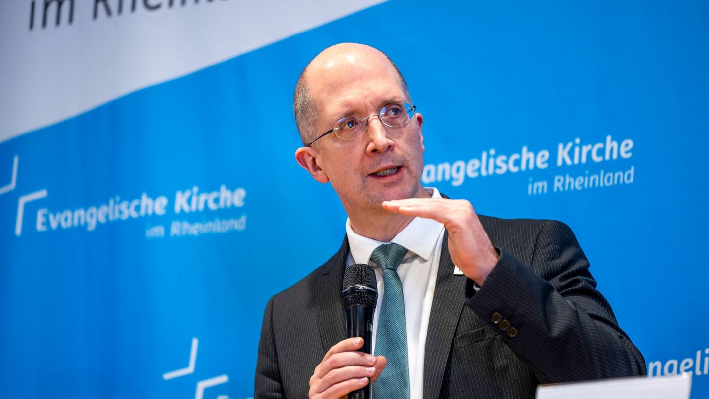 Der rheinische Präses Thorsten Latzel sagt: "Es gibt kein Recht des Stärkeren." Foto: Thomas Banneyer/dpa