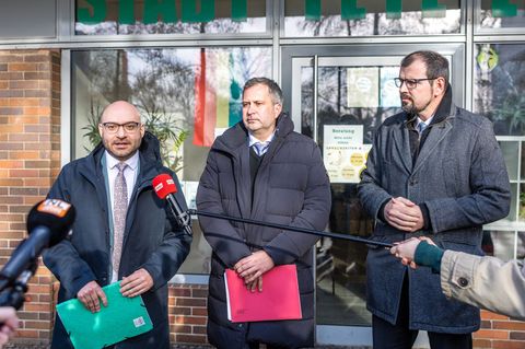 Beratungen zu Konsequenzen angesichts von Gewaltvorfällen an Schulen in Cottbus - mit Innenminister Wilke (von links), Oberbürge
